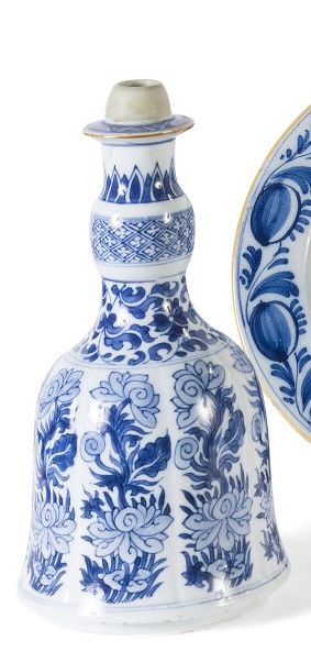 null Vase bouteille en porcelaine blanc bleu à décor floral et motifs geométriques....