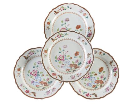 null Ensemble de quatre assiettes de forme mouvementée en porcelaine et émaux de...