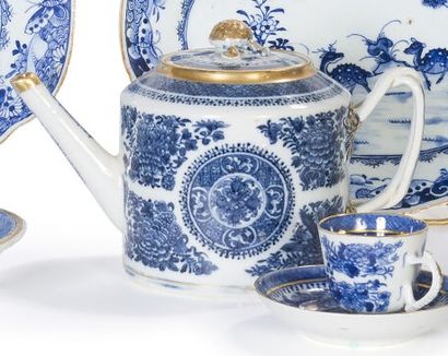null Théière en porcelaine émaillée « Fitzhugh bleu » sous couverte, à décor floral....