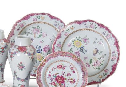 null Ensemble de quatre assiettes en porcelaine et émaux de la famille rose à décor...