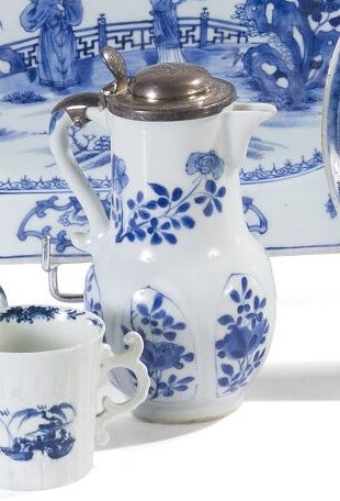 Pot à lait en porcelaine blanc bleu à décor...