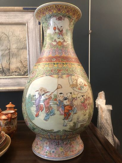 null Vase en porcelaine polychrome à décor d'enfants au nouvel an. Chine, République....