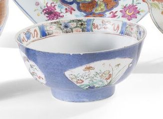 null Bol en porcelaine à décor sur fond bleu de médaillons fleuris. Chine, période...