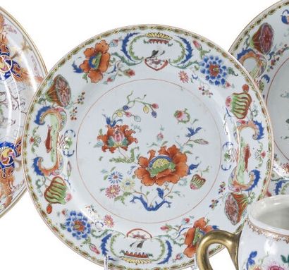 null Belle assiette en porcelaine et émaux polychromes de la famille rose de type...