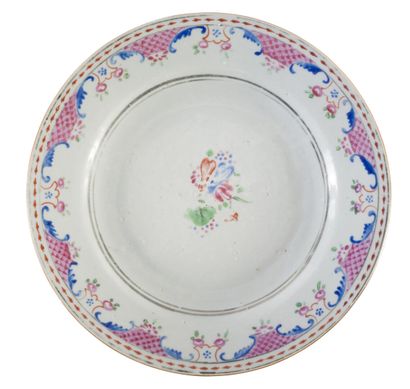 null Lot de trois assiettes en porcelaine et émaux de la famille rose à décor floral...