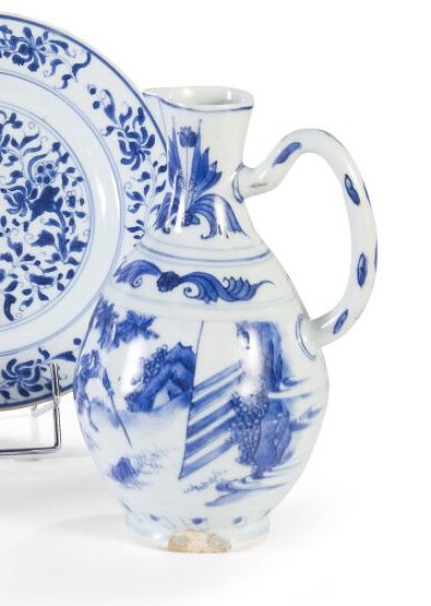 null Aiguière en porcelaine émaillée blanc bleu à décor d'une terrasse arborée animée...