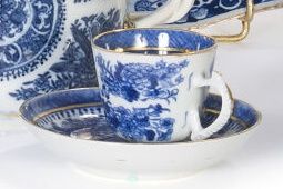 null Tasse et sous-tasse en porcelaine émaillée bleu de type fitzhugh à décor floral...
