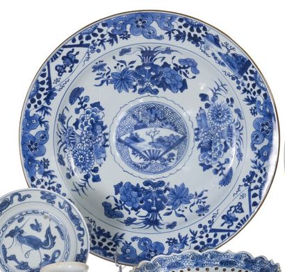 null Important plat en porcelaine blanc bleu à décor d'objets mobiliers, vases fleuris,...