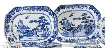null Paire de plats (quasi identiques) en porcelaine à décor en bleu blanc de terrasses...