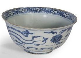 null Bol en porcelaine émaillée blanc bleu à décor de phoenix. Chine, période Ming....