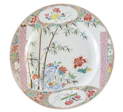 null Très beau plat en porcelaine et émaux polychromes de la famille rose à décor...