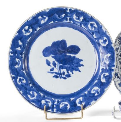 null Assiette en porcelaine émaillée blanc bleu à décor floral inspiré grossièrement...