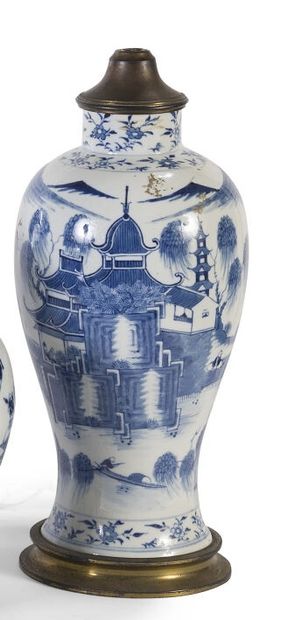 null Vase balustre en porcelaine émaillée blanc bleu à décor d'un village lacustre...