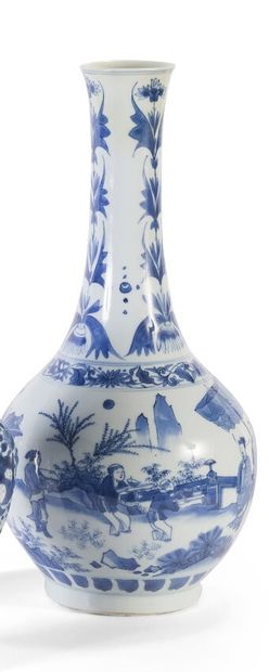 null Vase en porcelaine à panse arrondie et long col, émaillé blanc bleu à décor...