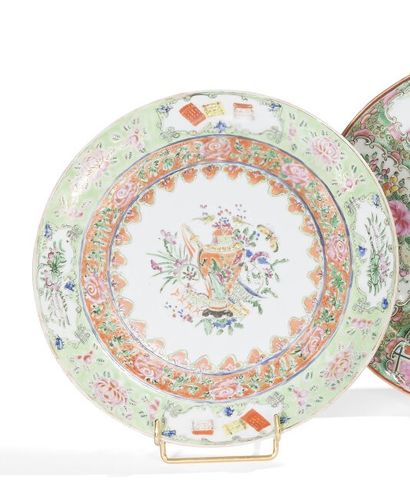 null Assiette en porcelaine et émaux polychromes de la famille rose à décor en médaillon...