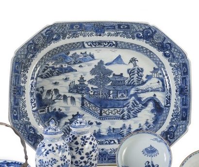 null Important plat en porcelaine blanc bleu à beau décor de temple dans un paysage...