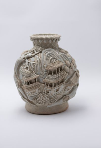 Vase en porcelaine à décor en relief de pagodes...