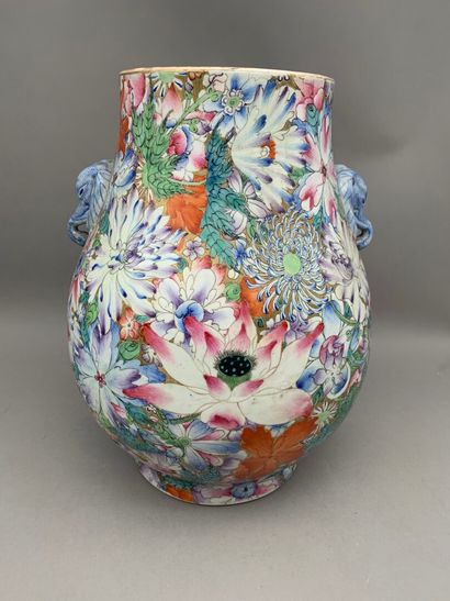 Vase à décor de mille fleurs et . Chine,...