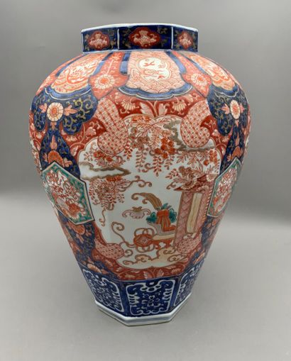 JAPON. Un grand vase en porcelaine Imari...