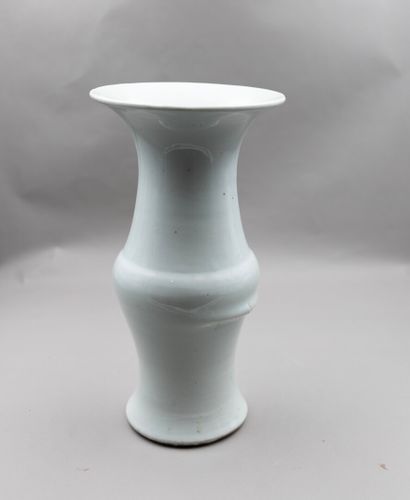 Vase balustre monochrome à fond blanc. Chine,...