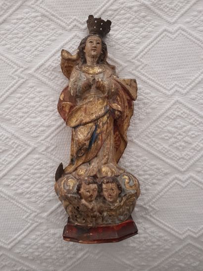 
Une statue de la Vierge Marie en bois doré...