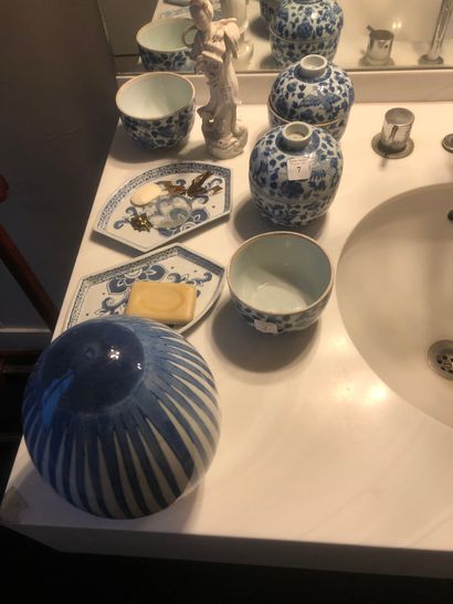 Lot of modern vases, pair of covered bowls,...
