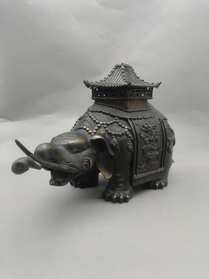 Brûle-parfum en forme d'éléphant. Chine,...