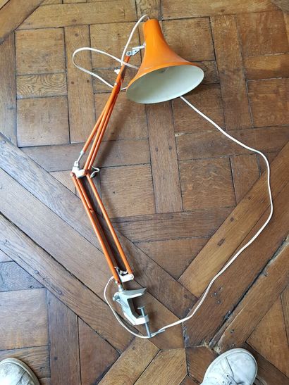 null 
Lampe de bureau à pince laqué orange. Vers 1970. 
