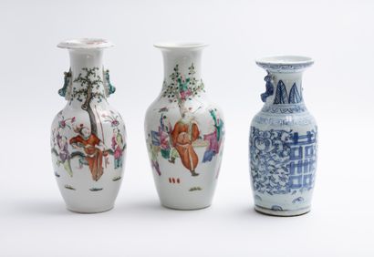 Lot de trois petits vases balustres en porcelaine,...