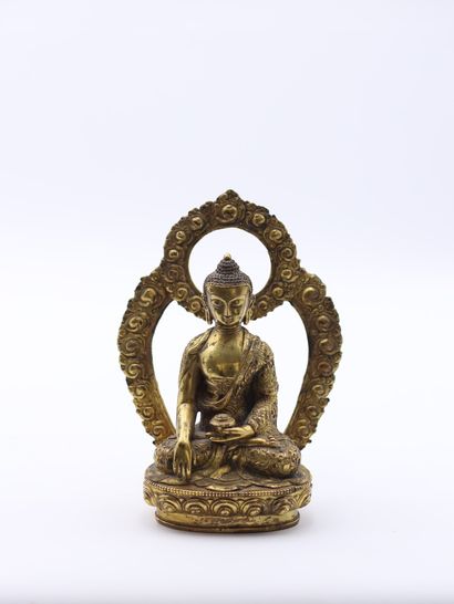 Bouddha en bronze doré représenté avec le...