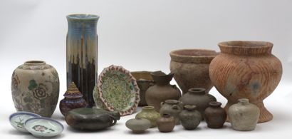 Fort lot céramiques comprenant: vase à panse...