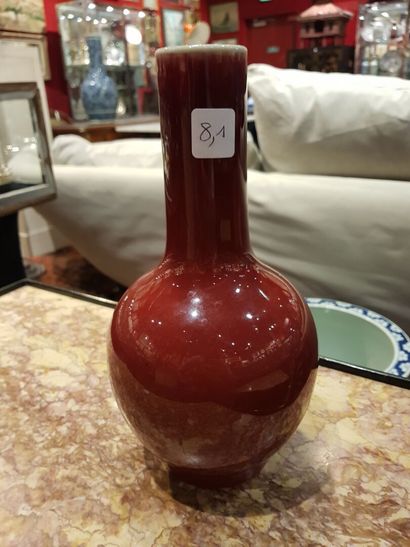 
Vase sang de boeuf. Hauteur: 27 cm. (Pe...
