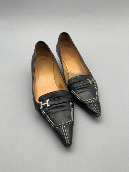 null HERMÈS, Paris

Pair of white leather pumps with white thread stitching. Belted...