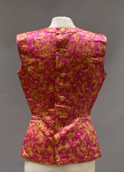 null Yves SAINT-LAURENT, Couture

Gilet en soie rose et jaune. Boutons en métal doré...