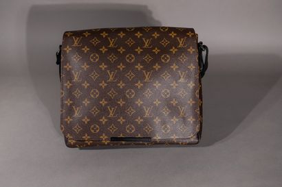 null Louis VUITTON

Shoulder bag for man, model "District" in coated canvas with...