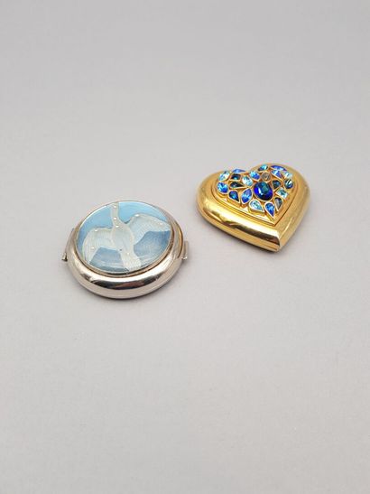 null Lot including :

- Yves SAINT-LAURENT

Gilded metal and rhinestones heart-shaped...