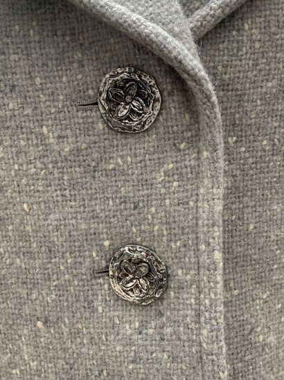 null Yves SAINT-LAURENT, Couture

Tailleur en laine chinée gris comprenant une veste...