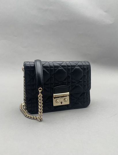 null Christian DIOR

Handbag, model "Miss Dior", in black quilted leather. Clasp...