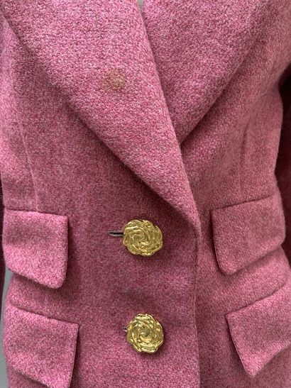 null Yves SAINT-LAURENT, Couture

Tailleur en laine rose comprenant une jupe droite...