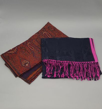 null Lot 7 of scarves, stoles and squares in muslin and silk brand Pierre CARDIN,...