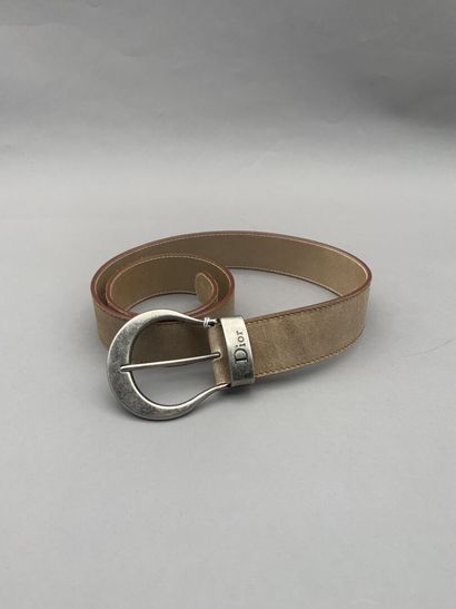 null Christian DIOR

Gold leather belt with silver metal buckle. In its pouch. Size...