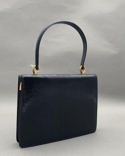 null Square shaped handbag in black rigid leather.

Length: 23 cm. 

(Accidents)