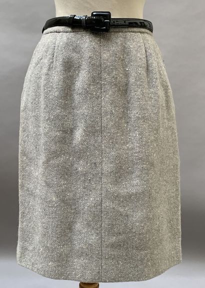 null Yves SAINT-LAURENT, Couture

Tailleur en laine chinée gris comprenant une veste...