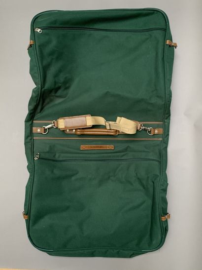 null LANCEL

Travel case for men's suit, made of green canvas bordered with gold...