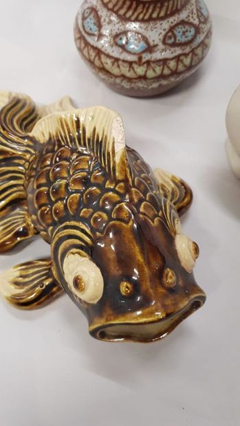 null Lot including : 

- ACCOLAY

Stoneware vase decorated with fish.

Height: 17...