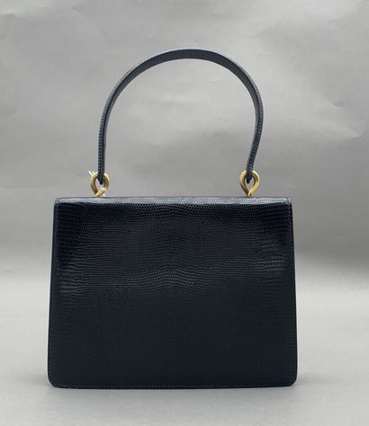 null Square shaped handbag in black rigid leather.

Length: 23 cm. 

(Accidents)