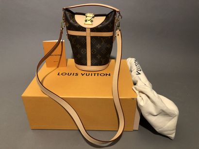 null Louis VUITTON

Sac à main, modèle Duffle Bag, en toile enduite et cuir beige....