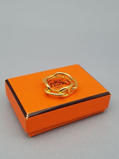 null HERMÈS, Paris

Scarf ring in gilded metal, anchor chain model. In its box.