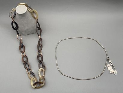 Lot including: 

- A fancy metal necklace...