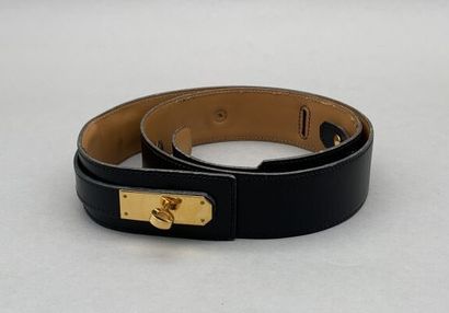 null HERMÈS, Paris 

Black leather belt, "Kelly" model. Gold-plated metal trim. Adjustable....